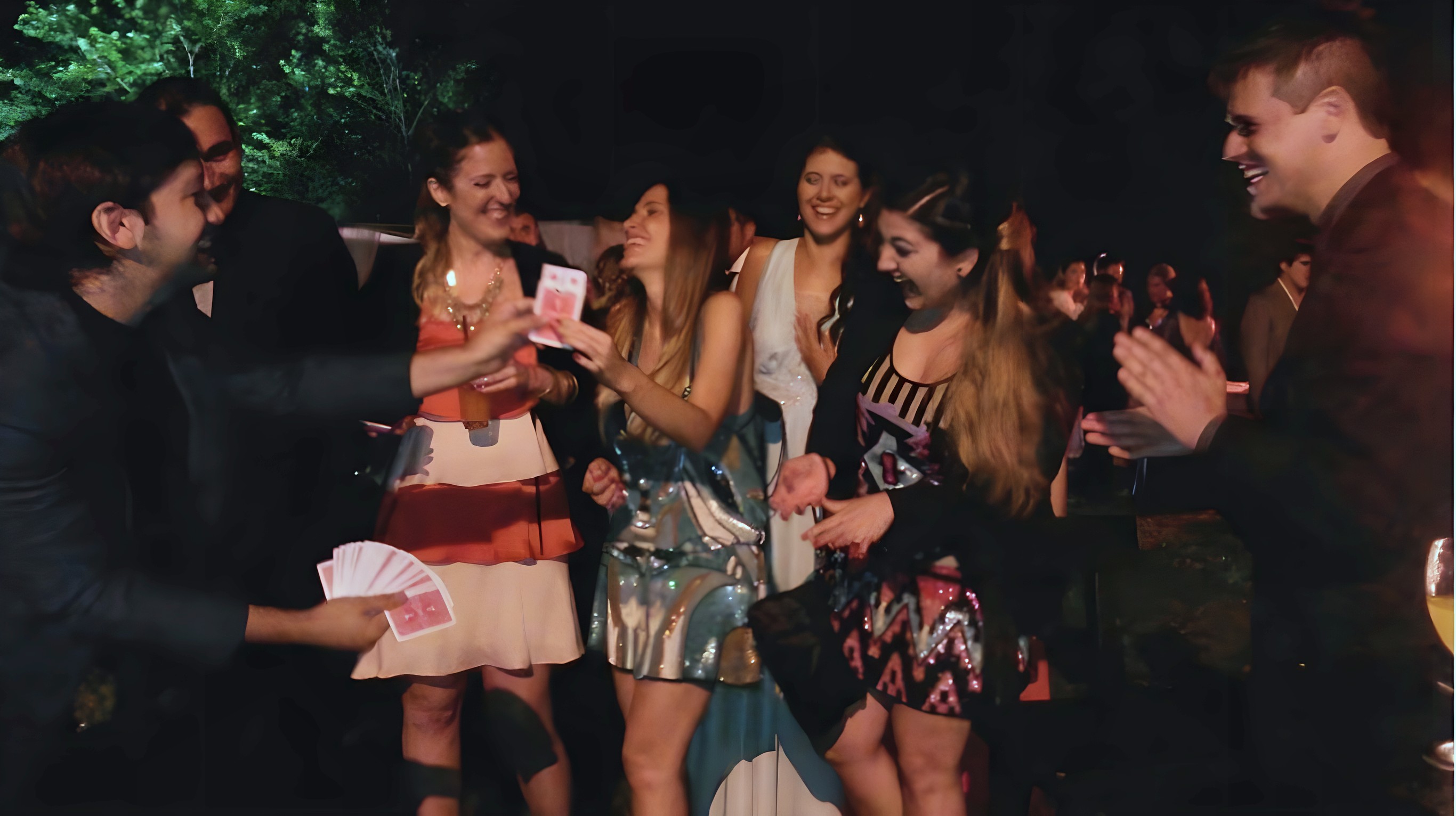 Javier Franco haciendo magia con cartas entre invitados en una fiesta