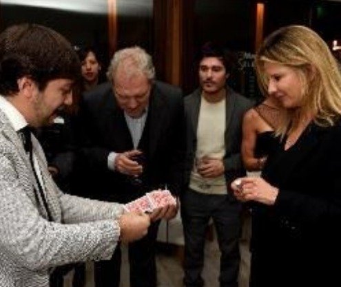 Una invitada mira de cerca un efecto de magia