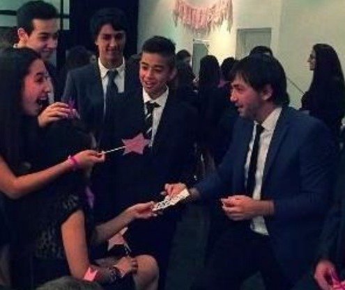 Magia con cartas entre invitados de traje
