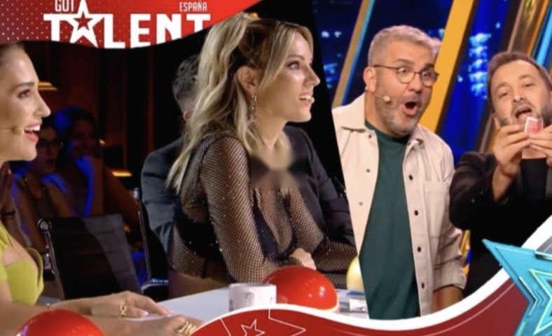 Javier Franco haciendo magia con cartas frente al jurado de Got Talent España