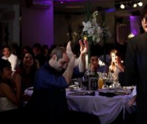 Invitados sorprendidos en sus mesas