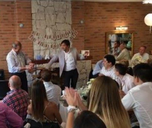 Show en un salón con paredes de ladrillo
